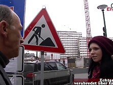 Opa überredet Schülerin auf der Straße zum Sex