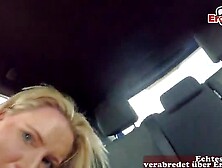 Duitse blonde MILF heeft een blind date in de auto