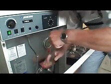 alter Monteur schraubt an den Weibern