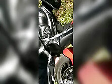 Moisa Robert Se Freaca Cu Pula Pe Rota De La Motorcycleta Pana Curge Sperma Pe Rota