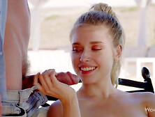 A loira mais gostosa Freya Mayer chupando um grande pau branco e sendo fodida na piscina