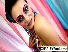 La belle harley Chase aux seins naturels et sensuel fait une danse érotique