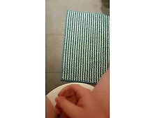 bei G&auml;sten heimlich auf dem Klo gewichst