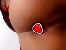 Levantou o vestido pra mostrar o cuzinho com o plug anal