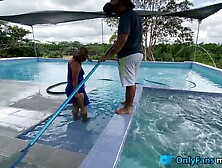 El Limpiador De Piscinas Destapo Mis Tuberias,  La Alegria Estaba Llena De Boca - Plumper butted