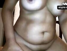 Mulher morena amadora com seios naturais cavalgando em cena de pornografia