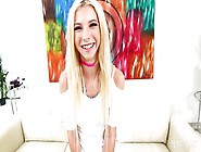 Petite blonde Kenzie Reeves suce et se fait défoncer par une grosse bite