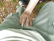 Симпатичная девушка ласкает член нежными губами в лесу