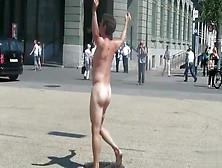 Nude man runs around a public square and gets attention