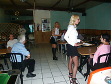 three serveuses anales sodo au restaurant