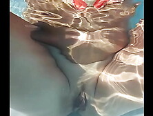 Homemade milf masturbate in swimmingpool