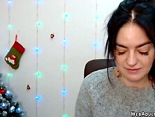 Brunette amateur babe chatting on webcam solo show