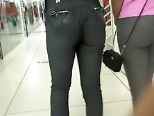 Ass crack swallowed the sweatpants