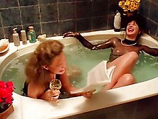 Claudia Raia E Louise Cardoso - Matou Os Pais E Foi Ao Cinem