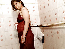 Newly married bhabhi ko Bathroom Fucked Indian bhabhi devar Dasi sex