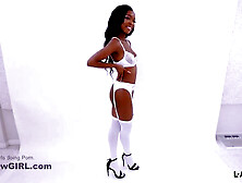 La Sexy Ébano Se Apega A Una Gran Polla Tan Pronto Como La Siente Dura Y Próspera