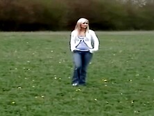 Deutsche Fickmaus lässt sich im Freien bumsen