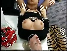 Junger Mann fickt heisse Oma aufn Tisch