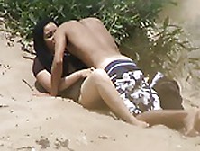 Pegou no flagra o casal trepando na praia