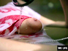 Chica De Pezones Hinchados Se Masturba Con Un Rato