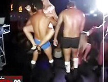 Flagra de putaria com go go boys no baile funk