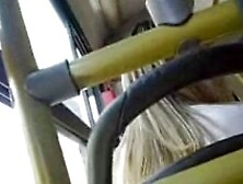 por baixo da saia loira calcinha invissivel bunda cheir