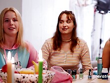 Ersties - Wilde lesbische Orgie beim Jenga-Spiel