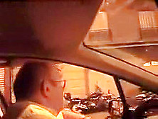 Une pute baisée par deux vieux au parking