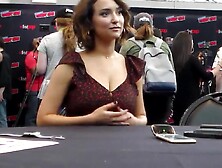 Milana Vayntrub - ''New York Comic-Con 2018''
