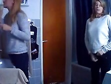 Vermieter bespannt deutsche Schwestern im Bad!