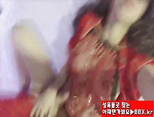 여친에게 빨간 코스프레 입히고 쑤컹쑤컹질. Mp4