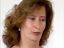 Reife Emma macht es sich auf der Dildocouch bis zum Hoehepunkt