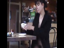 Nadine Au Cafe Nue Sous Son Manteau