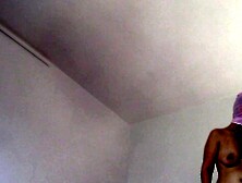 Esposa amadora se diverte experimentando roupas e cortando-as.  Esposa amadora dança nua pela casa.