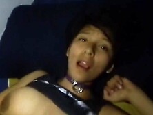 Esclava sumisa cumpliendo con placer