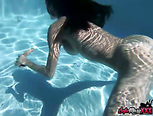 Morena MILF Sofie Marie mergulha na piscina para brincar com consolos