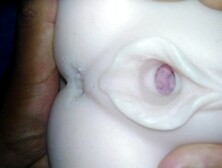 Papi se toma su tiempo para tocar el coño de su buen chico mientras gime muñeca sexual