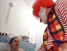 Horrorclown Neemt Een Jonge Brunette Te Grazen