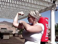 Smoking outdoor with the boxing muscled lady