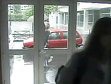 demoiselle passe un casting avec deux vieux pervers