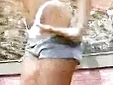 Girl strip in tv: [Vizi Privati]