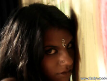 Indienne sensuelle se caresse avec un serpent