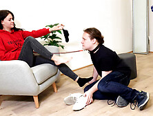 Brunette femdom makes a poor guy stiff her dirty socks and stinky feet