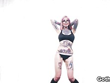 Crazy Tattooed Vamp Sydnee Vicious Likes It Hard And Deep!