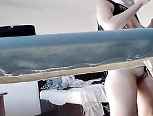 Moglie amatoriale fa le faccende domestiche nuda.