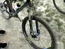 Geile teen Hure reitet ein Bike und wird in Anal gefickt (18+)