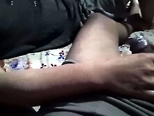 Pembantuku memijat kontolku ketika aku sedang onani