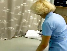 Blonde Oma anal gefickt und angepisst