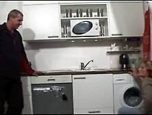 Hausfrau macht sauber um dreckig gefickt zu werden