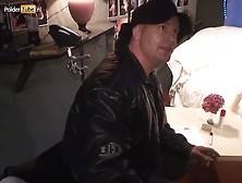 Blond mokkel komt voor een fotoshoot,  maar belandt in de porno